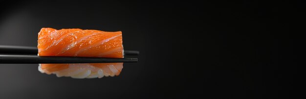 Zeer gedetailleerd sushi met zeevruchten met een eenvoudige zwarte achtergrond