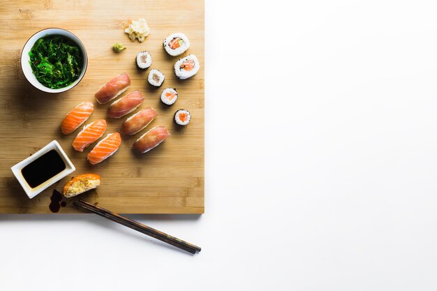 Zeewiersalade en sushi rollen aan boord