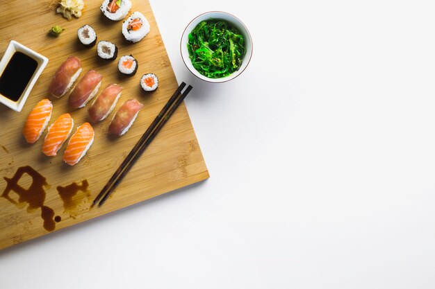Zeewiersalade en sushi rollen