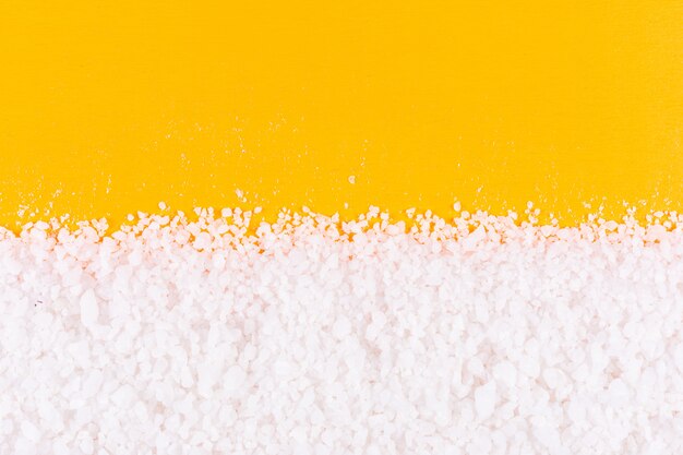 Zeezout op oranje oppervlak