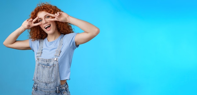 Zeg cheeze hallo zomer vrolijke charmante speelse charismatische roodharige schattig meisje krullend kapsel show