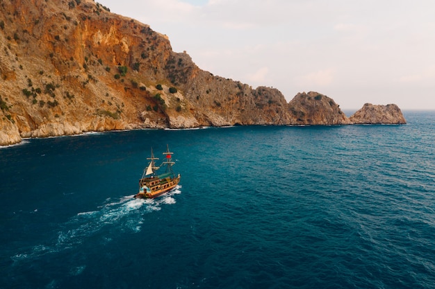 Gratis foto zeilboot in de medeteranian zee