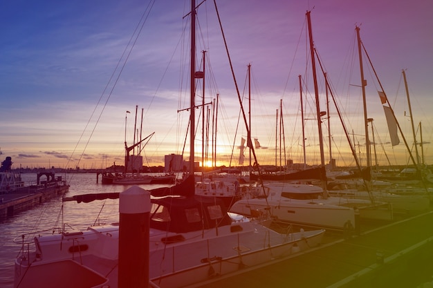 Gratis foto zeilboot pier port ocean sunset zeegezicht