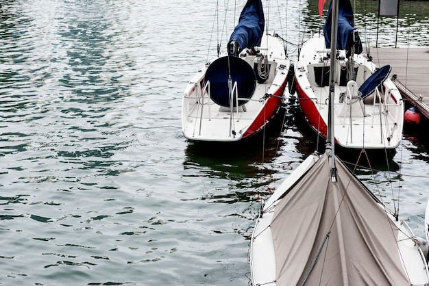 Gratis foto zeilboot rivier landmark haven oceaan stad