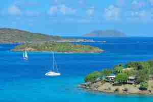 Gratis foto zeilboot rust op baai in st john, maagdeneilanden.