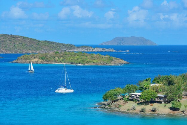 Zeilboot rust op baai in St John, Maagdeneilanden.