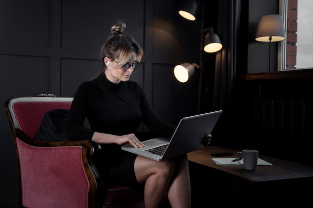 Zekere onderneemster die aan haar laptop werkt