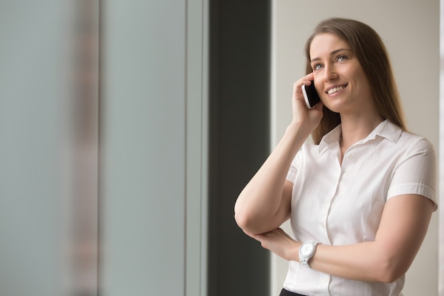 Zekere onderneemster die op cellphone spreekt