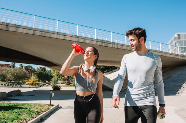 Gratis foto zekere sportmensen die en van tijd lopen genieten