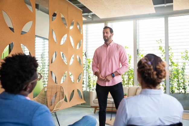 Zekere teamleider die met collega's spreekt