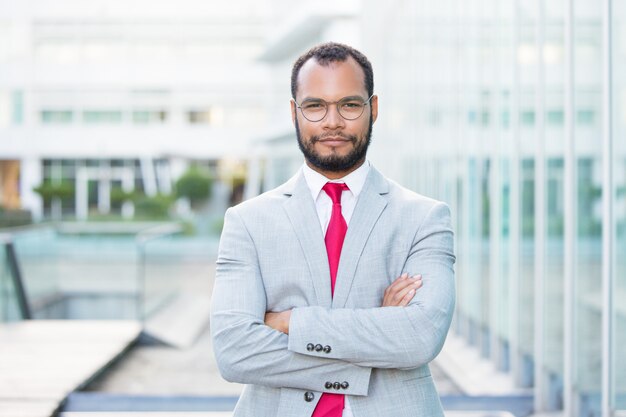 Zekere zakenman die buiten stelt