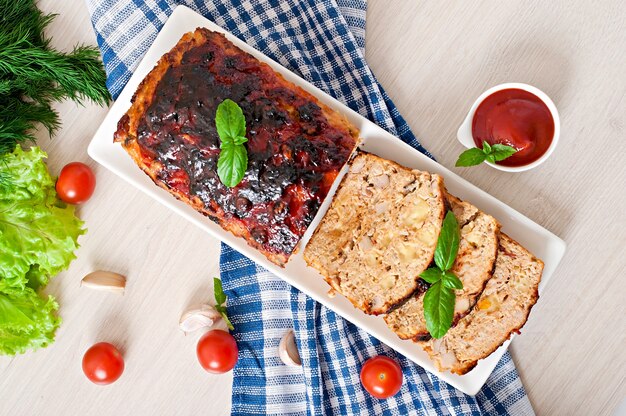 Zelfgemaakt gehaktbrood met ketchup en basilicum