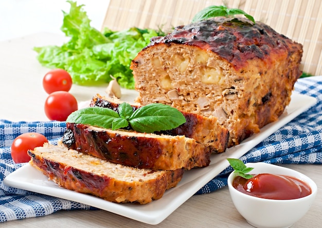 Zelfgemaakt gehaktbrood met ketchup en basilicum