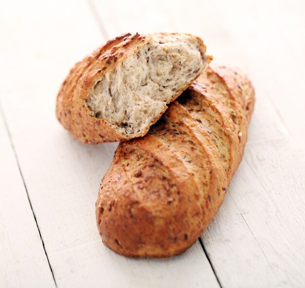 Zelfgemaakt knapperig brood met korrels