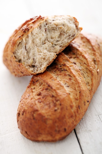 Zelfgemaakt knapperig brood met korrels