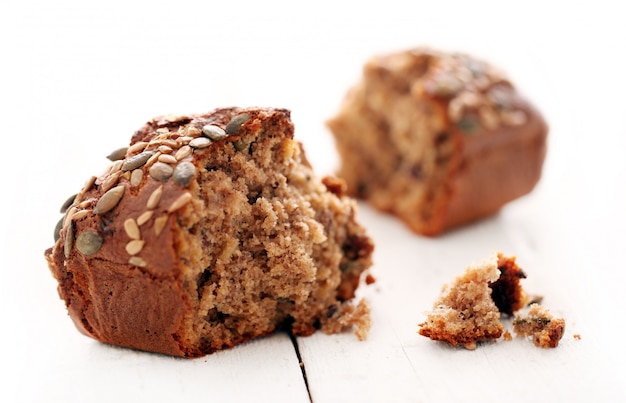 Zelfgemaakt knapperig brood met korrels