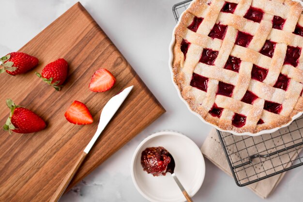 Zelfgemaakte aardbeientaart en jam plat lag