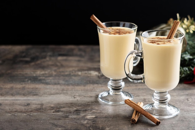 Gratis foto zelfgemaakte advocaat met kaneel op houten tafel typisch kerst dessert