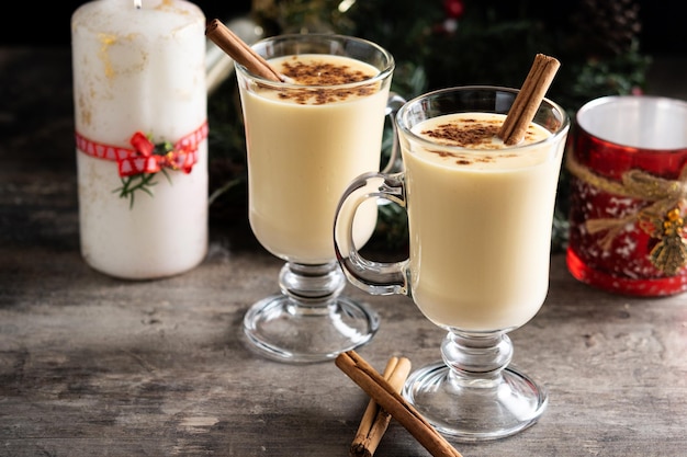 Zelfgemaakte advocaat met kaneel op houten tafel Typisch kerst dessert