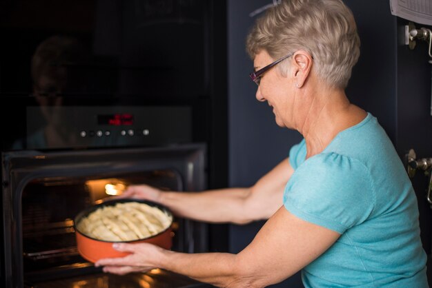 Zelfgemaakte appeltaart is bijna klaar