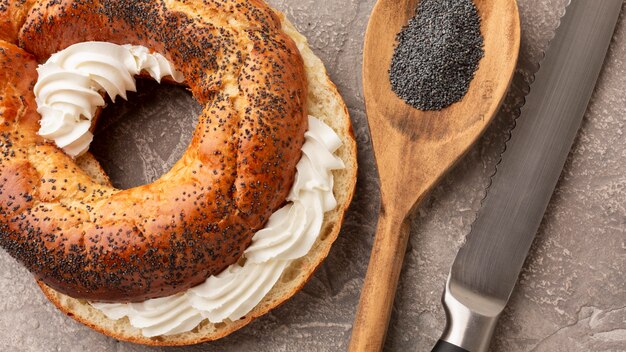 Zelfgemaakte bagel met roomkaas