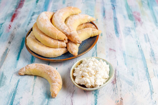 Zelfgemaakte banaanvormige koekjes met kwarkvulling.