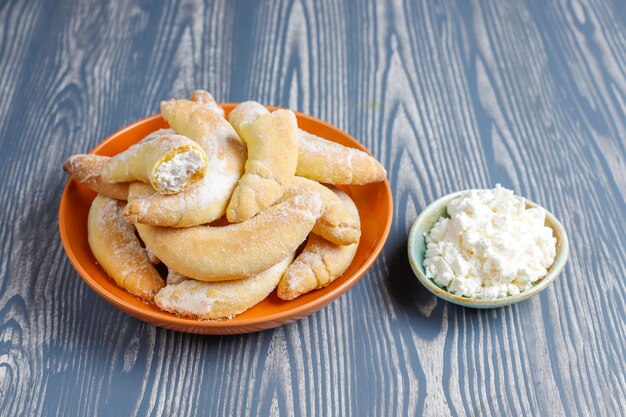 Zelfgemaakte banaanvormige koekjes met kwarkvulling.