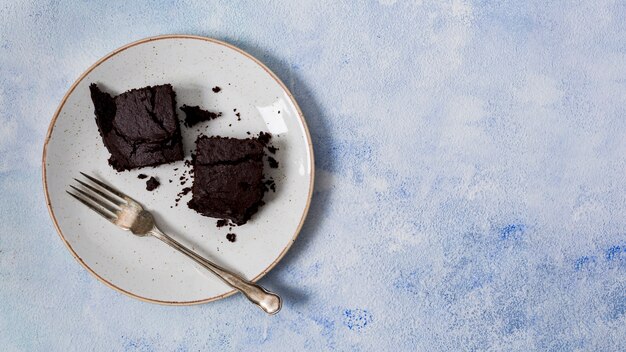 Zelfgemaakte cake gemaakt van chocolade