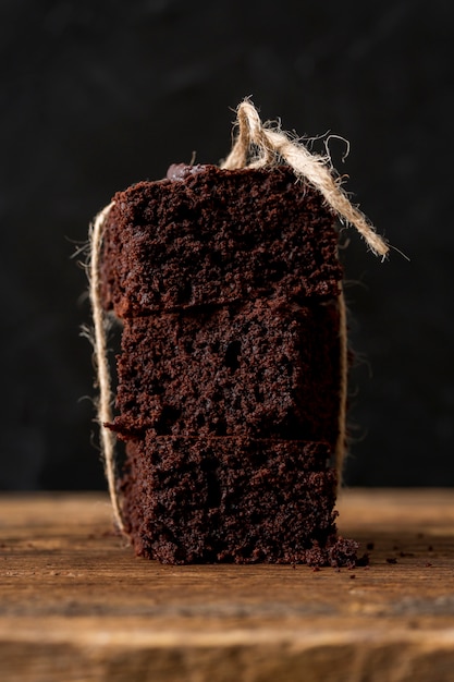 Gratis foto zelfgemaakte cake gemaakt van chocolade