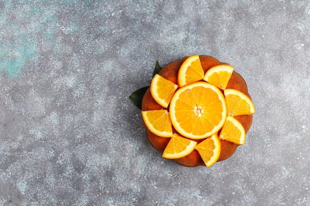 Zelfgemaakte cake met citrusvruchten.