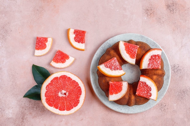 Zelfgemaakte cake met citrusvruchten.