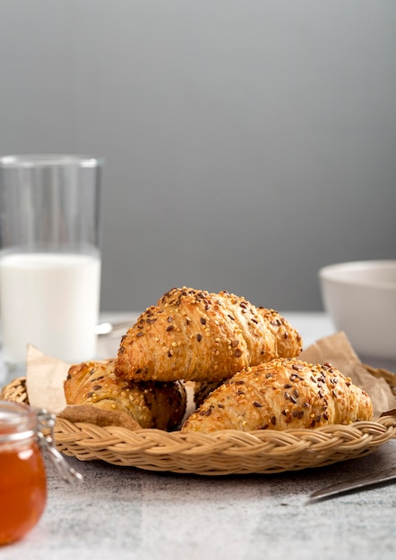 Zelfgemaakte croissants op tafel