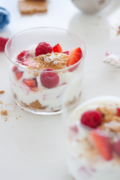 Zelfgemaakte dessert met frambozen en yoghurt