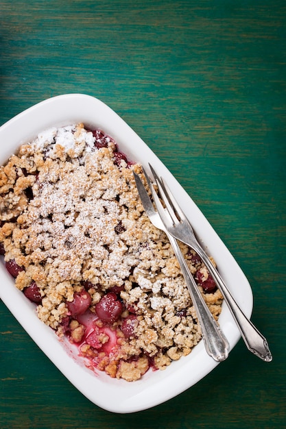 Zelfgemaakte dessert van kersen op een groene tafel