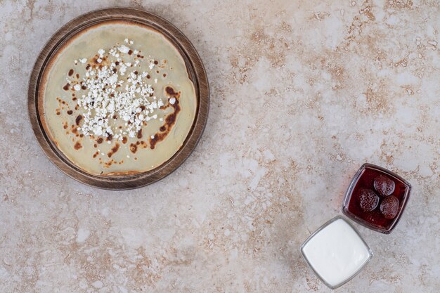 Zelfgemaakte dunne verse pannenkoeken met aardbeienjam