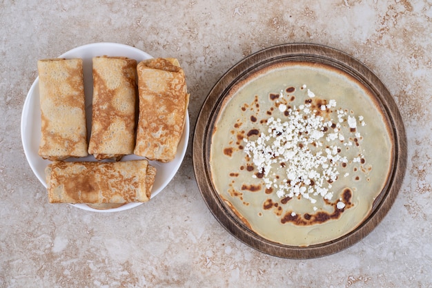 Gratis foto zelfgemaakte dunne verse pannenkoeken voor ontbijt of dessert