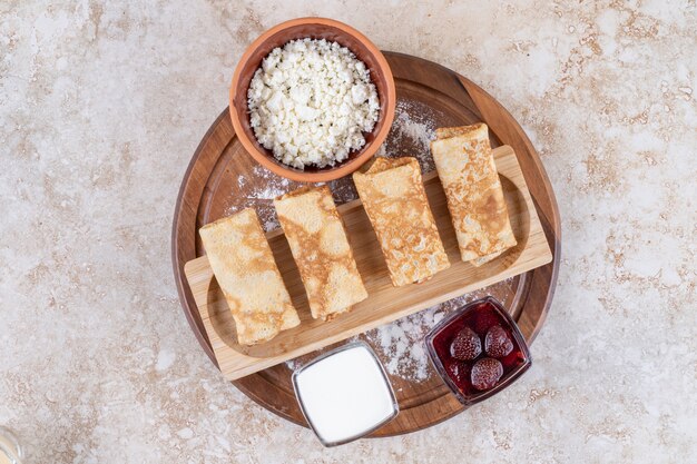 Zelfgemaakte dunne verse pannenkoeken voor ontbijt of dessert