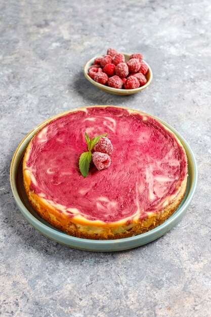 Zelfgemaakte frambozen cheesecake met honing