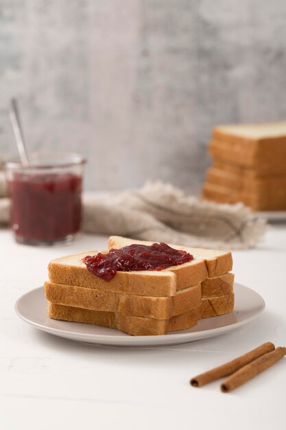 Zelfgemaakte fruitboter en sneetjes toast