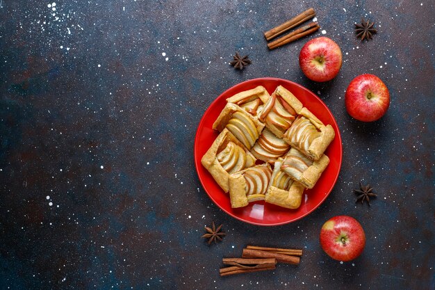 Zelfgemaakte galette met appels en kaneel