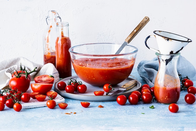 Zelfgemaakte gazpacho tomatensoep food fotografie