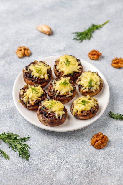 Zelfgemaakte gebakken gevulde champignon champignons met verse dille en kaas