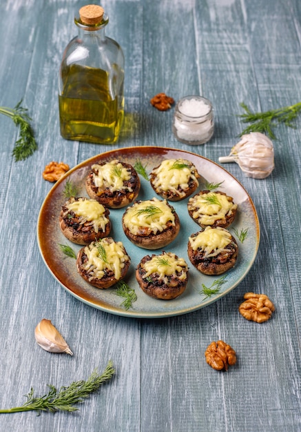 Gratis foto zelfgemaakte gebakken gevulde champignon champignons met verse dille en kaas