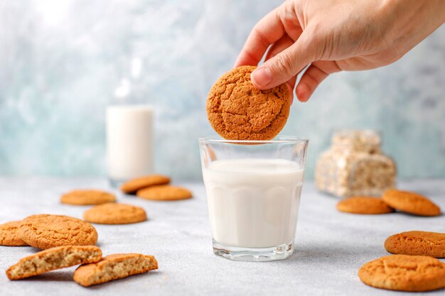 Zelfgemaakte havermoutkoekjes met een kopje melk.