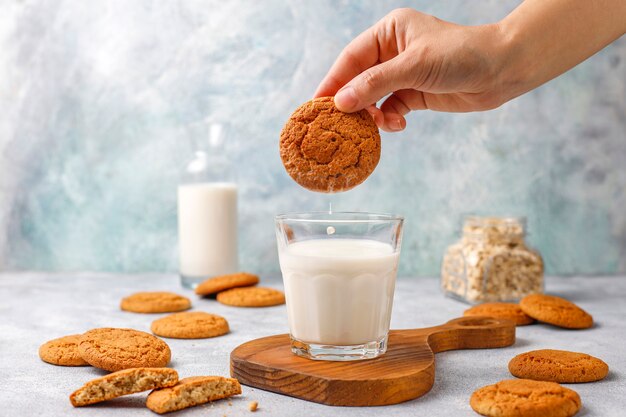 Zelfgemaakte havermoutkoekjes met een kopje melk.