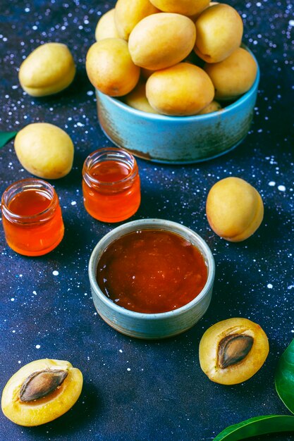 Gratis foto zelfgemaakte heerlijke abrikozenjam met vers abrikozenfruit.