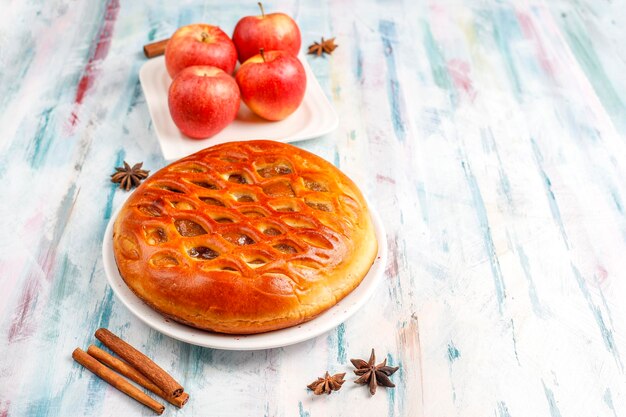 Zelfgemaakte heerlijke appeltaart met jam.