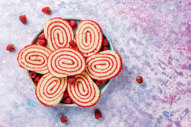 Zelfgemaakte heerlijke frambozencake roll. Gratis Foto