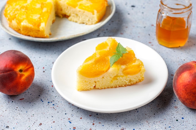 Zelfgemaakte heerlijke Franse desserttaart tatin met perziken.