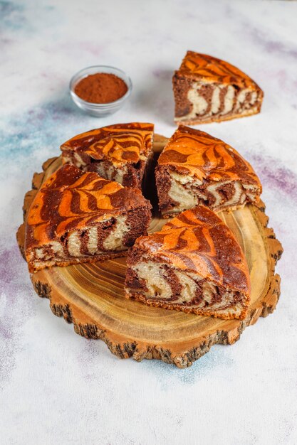 Zelfgemaakte heerlijke gestreepte marmeren cake.